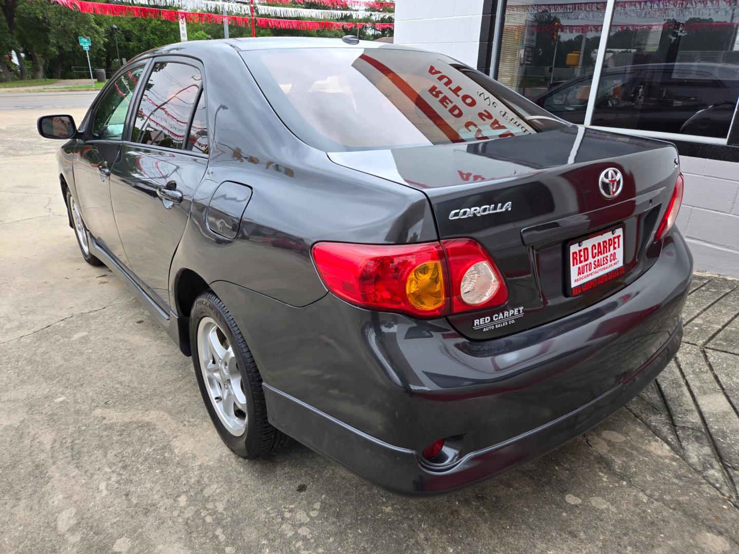 2009 GRAY Toyota Corolla Base 4-Speed AT (1NXBU40E79Z) with an 1.8L L4 DOHC 16V engine, 4-Speed Automatic Overdrive transmission, located at 503 West Court, Seguin, TX, 78155, (830) 379-3373, 29.568621, -97.969803 - 2009 Toyota Corolla S with a 1.8L L4 DOHC 16V, Automatic, Tilt, Cruise, AM/FM/CD/AUX Stereo, Power Windows, Locks and Side Mirrors, Tinted Windows, Alloy Wheels, Rear Defroster and more!! - Photo#3