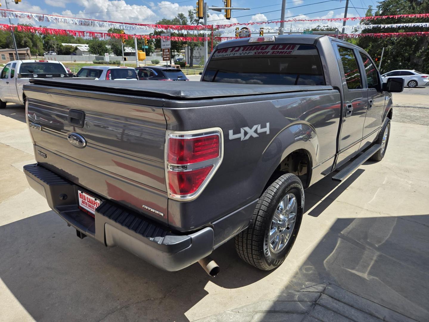 2013 GRAY Ford F-150 (1FTFW1EF0DK) with an 5.0L V8 F DOHC 32V engine, Automatic transmission, located at 503 West Court, Seguin, TX, 78155, (830) 379-3373, 29.568621, -97.969803 - 2013 Ford F-150 XLT 6.5-ft. Bed 4WD with a 5.0L V8 F DOHC 32V, Automatic, Tilt, Cruise, AM/FM/CD/AUX Stereo, Power Windows, Locks and Side Mirrors, Front Bench Seating, Running Boards, Tonneau Cover, Alloy Wheels, Towing and more!! - Photo#2