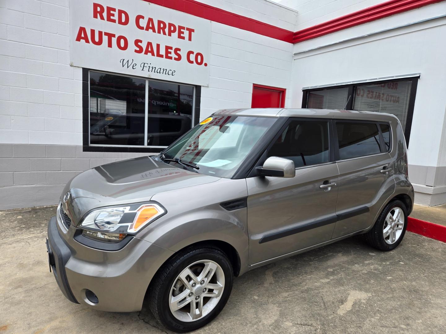 2011 Silver Kia Soul (KNDJT2A27B7) with an 2.0L I4 F DOHC 16V engine, Automatic transmission, located at 503 West Court, Seguin, TX, 78155, (830) 379-3373, 29.568621, -97.969803 - Photo#0