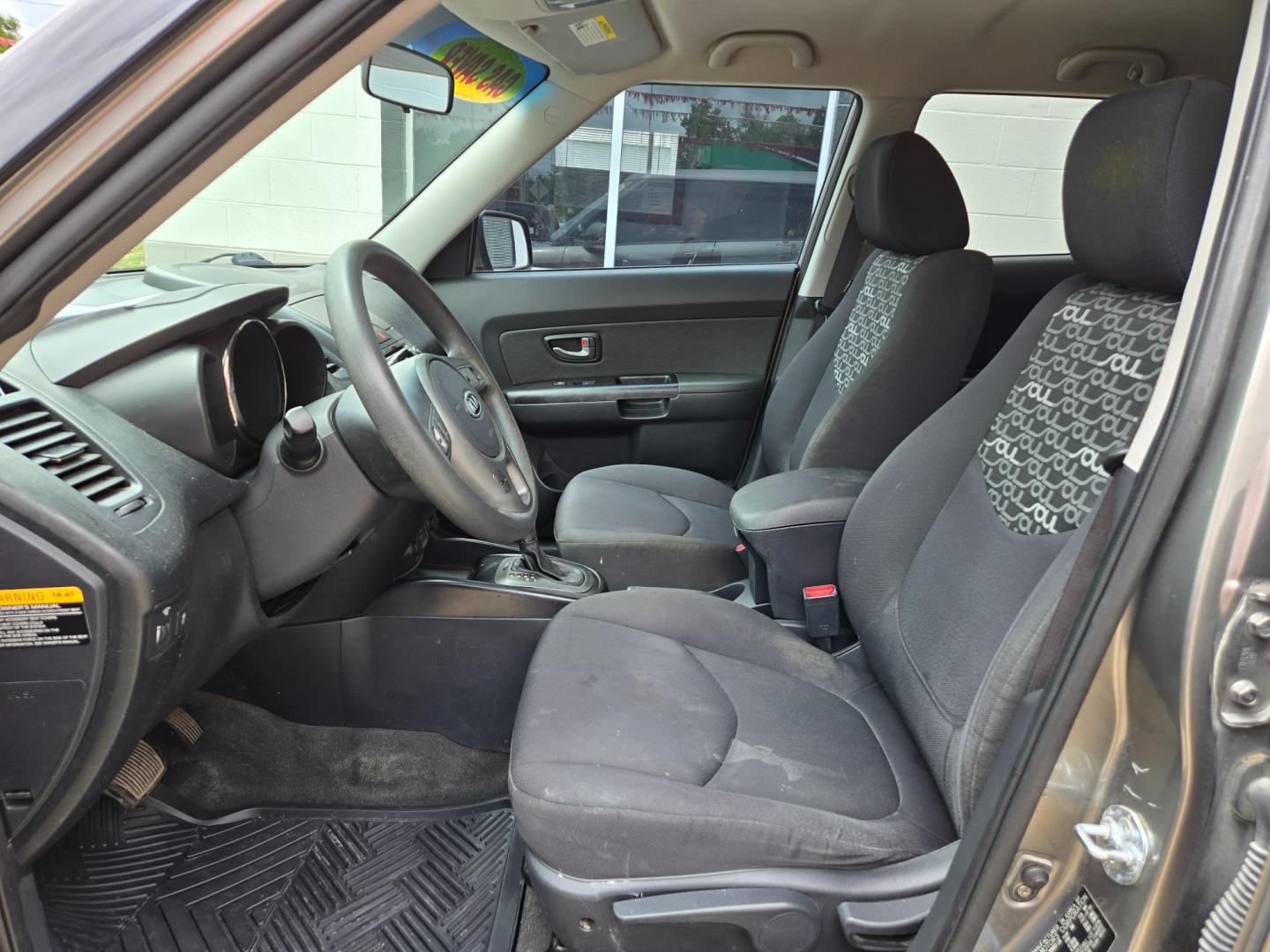 2011 Silver Kia Soul (KNDJT2A27B7) with an 2.0L I4 F DOHC 16V engine, Automatic transmission, located at 503 West Court, Seguin, TX, 78155, (830) 379-3373, 29.568621, -97.969803 - Photo#4