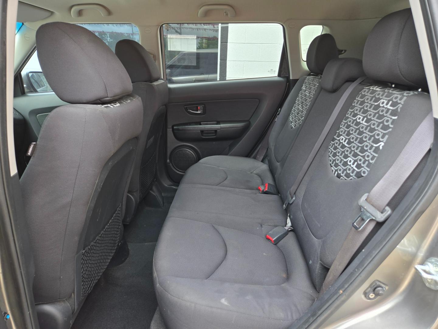 2011 Silver Kia Soul (KNDJT2A27B7) with an 2.0L I4 F DOHC 16V engine, Automatic transmission, located at 503 West Court, Seguin, TX, 78155, (830) 379-3373, 29.568621, -97.969803 - Photo#6