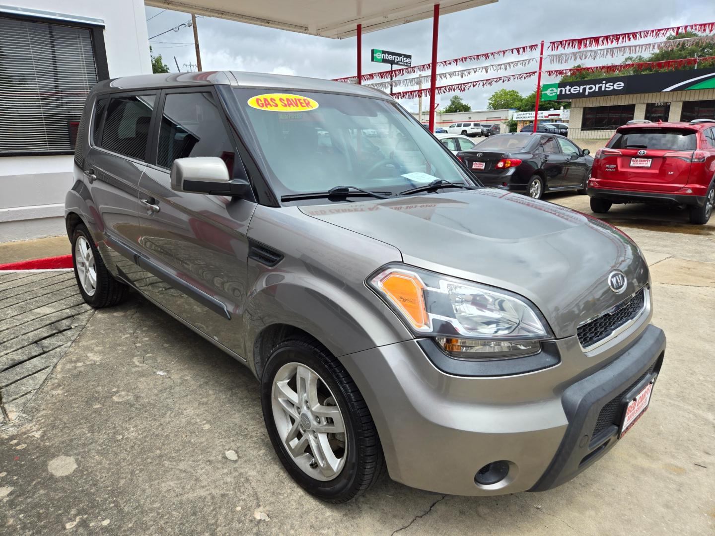 2011 Silver Kia Soul (KNDJT2A27B7) with an 2.0L I4 F DOHC 16V engine, Automatic transmission, located at 503 West Court, Seguin, TX, 78155, (830) 379-3373, 29.568621, -97.969803 - Photo#1