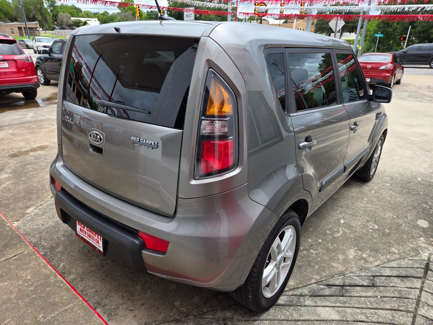 2011 Silver Kia Soul (KNDJT2A27B7) with an 2.0L I4 F DOHC 16V engine, Automatic transmission, located at 503 West Court, Seguin, TX, 78155, (830) 379-3373, 29.568621, -97.969803 - Photo#2