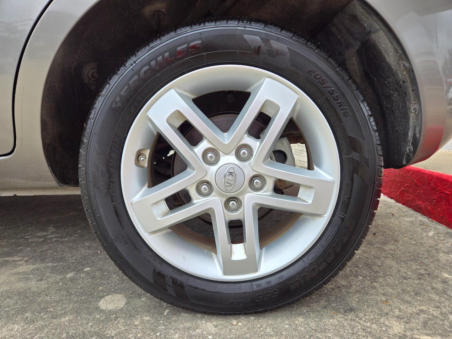 2011 Silver Kia Soul (KNDJT2A27B7) with an 2.0L I4 F DOHC 16V engine, Automatic transmission, located at 503 West Court, Seguin, TX, 78155, (830) 379-3373, 29.568621, -97.969803 - Photo#8
