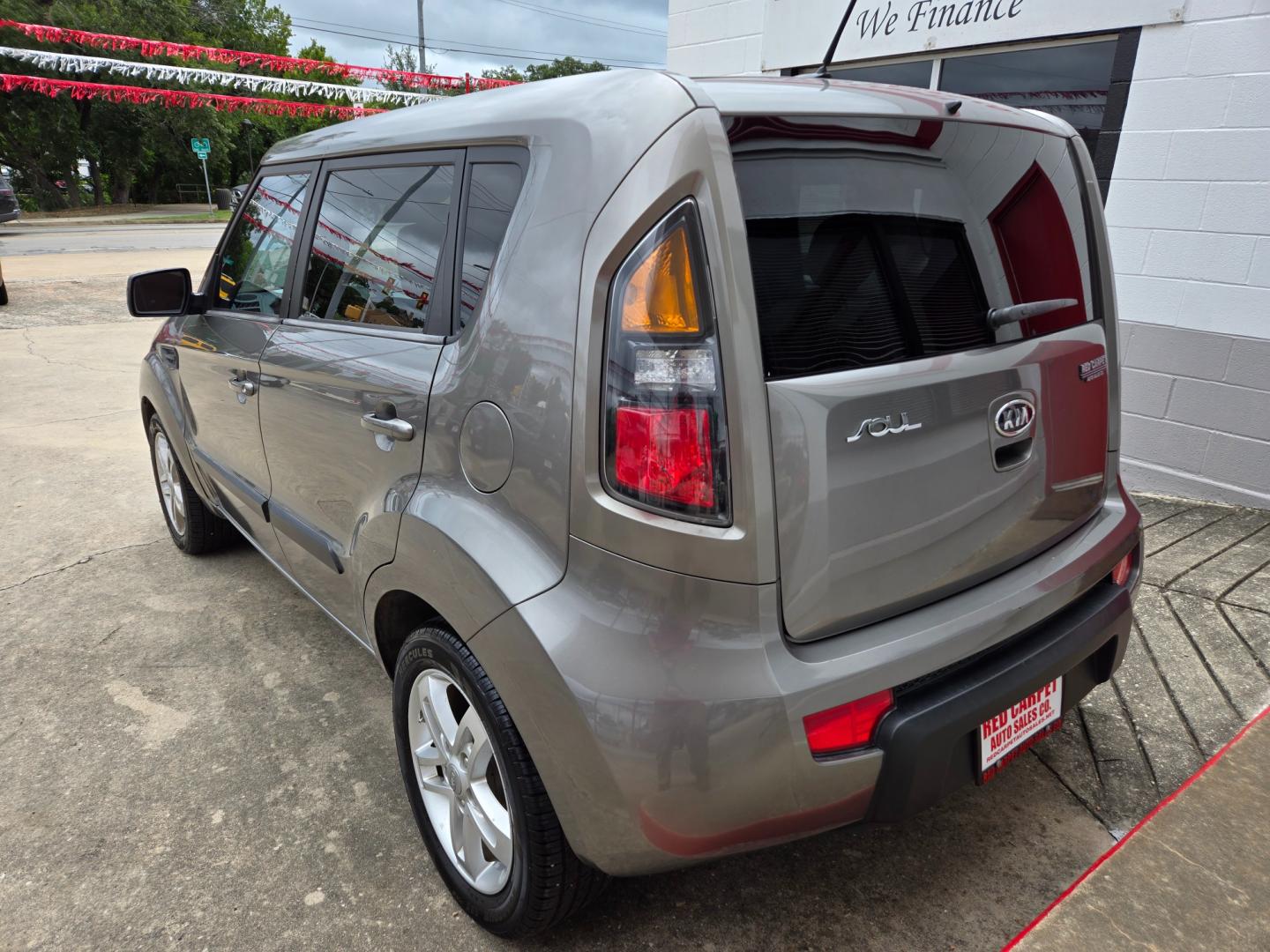 2011 Silver Kia Soul (KNDJT2A27B7) with an 2.0L I4 F DOHC 16V engine, Automatic transmission, located at 503 West Court, Seguin, TX, 78155, (830) 379-3373, 29.568621, -97.969803 - Photo#3