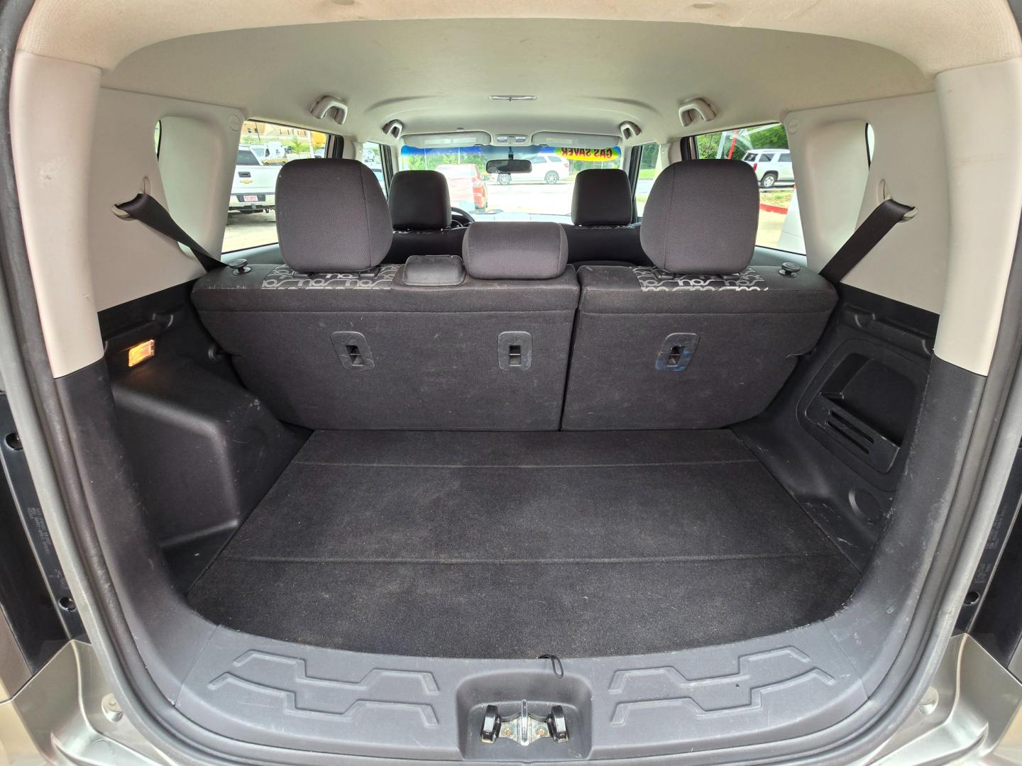 2011 Silver Kia Soul (KNDJT2A27B7) with an 2.0L I4 F DOHC 16V engine, Automatic transmission, located at 503 West Court, Seguin, TX, 78155, (830) 379-3373, 29.568621, -97.969803 - Photo#7