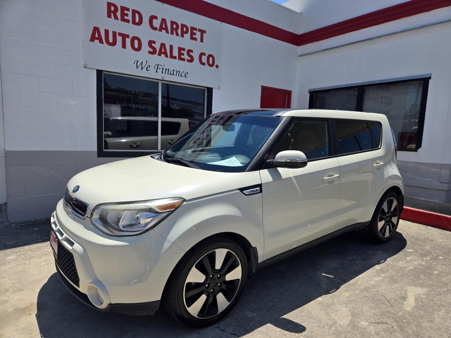 2015 WHITE Kia Soul ! (KNDJX3A5XF7) with an 2.0L L4 DOHC 16V engine, 6-Speed Automatic transmission, located at 503 West Court, Seguin, TX, 78155, (830) 379-3373, 29.568621, -97.969803 - Photo#0