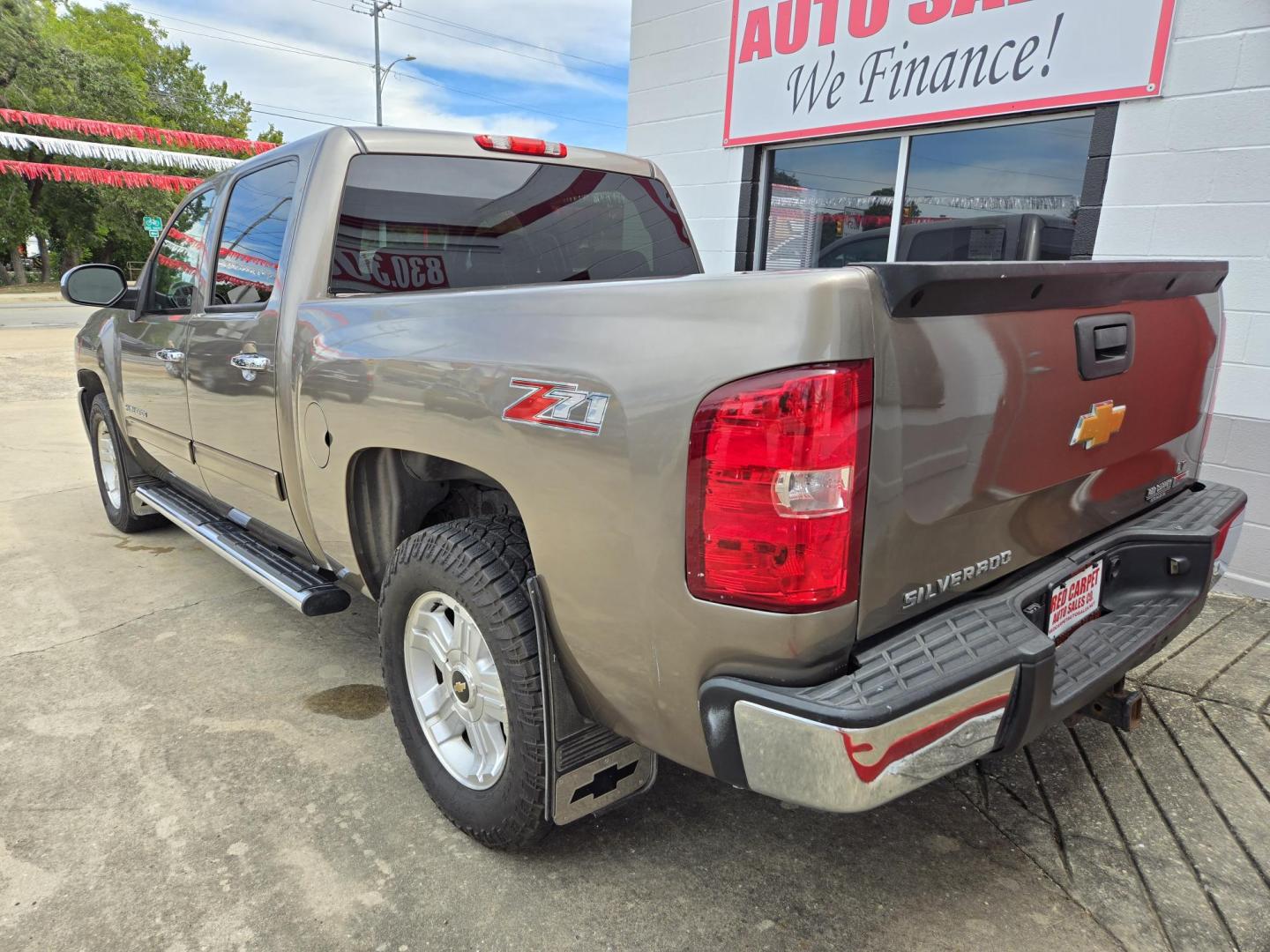 2012 Chevrolet Silverado 1500 LT Crew Cab 4WD (3GCPKSE76CG) with an 5.3L V8 OHV 16V FFV engine, 6-Speed Automatic transmission, located at 503 West Court, Seguin, TX, 78155, (830) 379-3373, 29.568621, -97.969803 - Photo#3