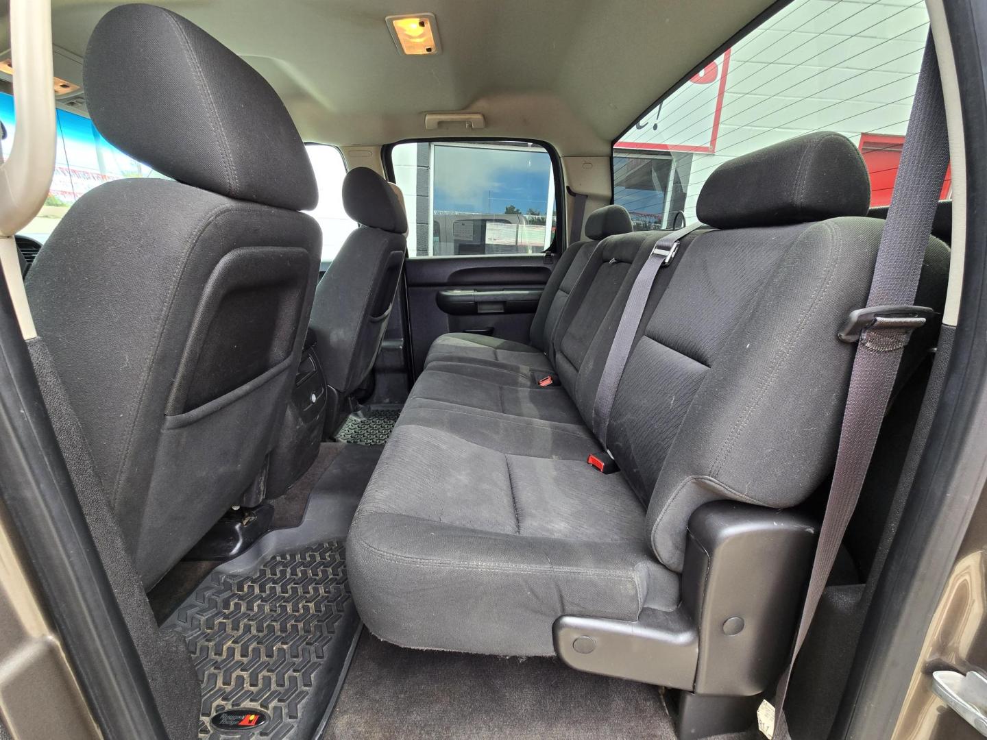 2012 Chevrolet Silverado 1500 LT Crew Cab 4WD (3GCPKSE76CG) with an 5.3L V8 OHV 16V FFV engine, 6-Speed Automatic transmission, located at 503 West Court, Seguin, TX, 78155, (830) 379-3373, 29.568621, -97.969803 - Photo#6
