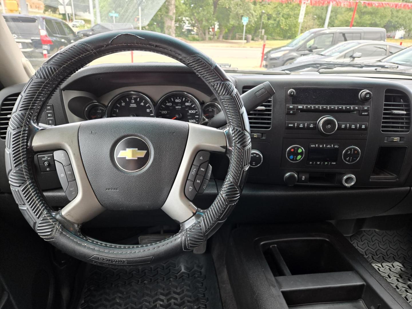 2012 Chevrolet Silverado 1500 LT Crew Cab 4WD (3GCPKSE76CG) with an 5.3L V8 OHV 16V FFV engine, 6-Speed Automatic transmission, located at 503 West Court, Seguin, TX, 78155, (830) 379-3373, 29.568621, -97.969803 - Photo#5