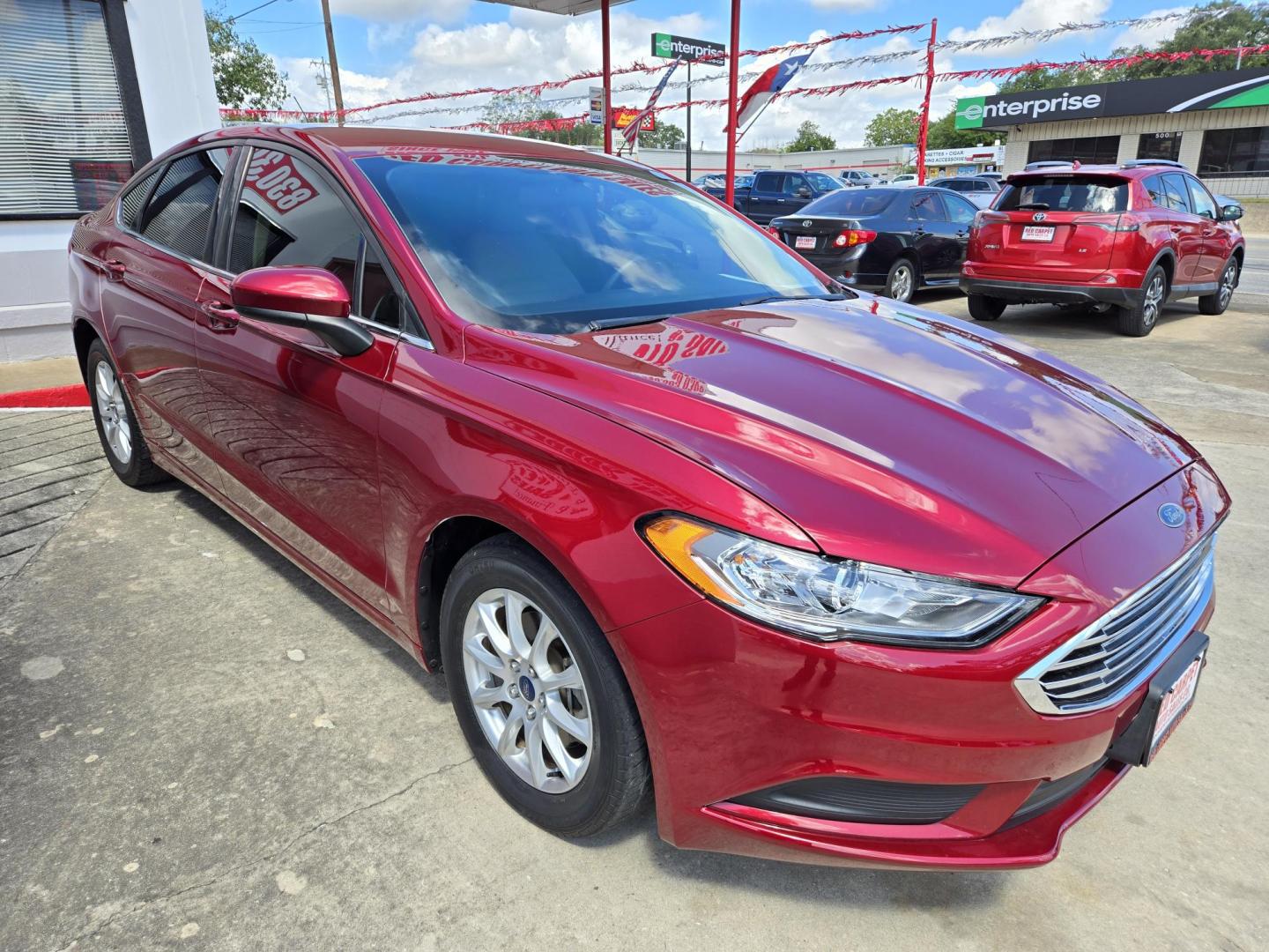 2017 Ford Fusion S (3FA6P0G78HR) with an 2.5L L4 DOHC 16V engine, 6A transmission, located at 503 West Court, Seguin, TX, 78155, (830) 379-3373, 29.568621, -97.969803 - Photo#1