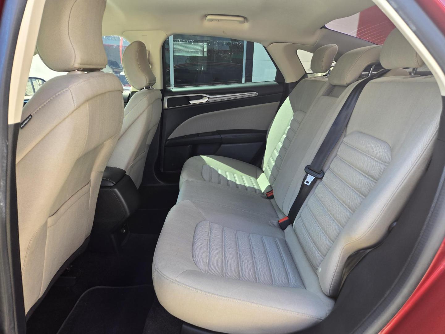 2017 Ford Fusion S (3FA6P0G78HR) with an 2.5L L4 DOHC 16V engine, 6A transmission, located at 503 West Court, Seguin, TX, 78155, (830) 379-3373, 29.568621, -97.969803 - Photo#6