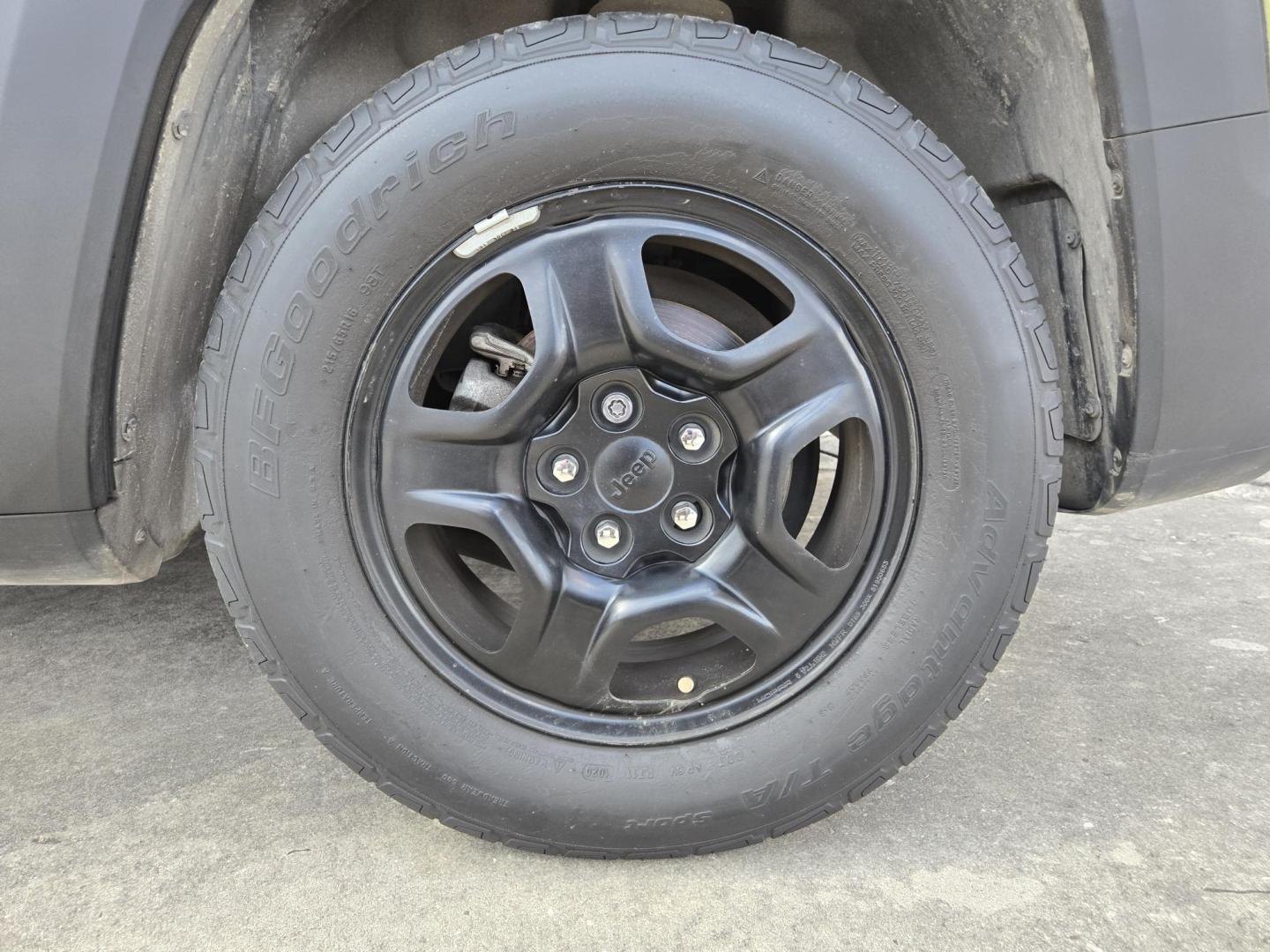 2015 Green Jeep Renegade Sport FWD (ZACCJAAH1FP) with an 1.4L L4 DOHC 16V TURBO engine, 6M transmission, located at 503 West Court, Seguin, TX, 78155, (830) 379-3373, 29.568621, -97.969803 - Photo#8