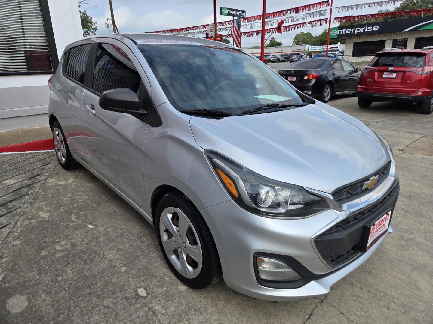2019 Silver Chevrolet Spark LS CVT (KL8CB6SA7KC) with an 1.4L L4 16V DOHC engine, CVT transmission, located at 503 West Court, Seguin, TX, 78155, (830) 379-3373, 29.568621, -97.969803 - 2019 Chevrolet Spark LS with a 1.4L L4 16V DOHC, Automatic, Tilt, AM/FM Touchscreen Stereo, Apple Car Play, Bluetooth, Tinted Windows, Onstar Capability, Rear Wiper, Rear Defroster and more!! - Photo#2