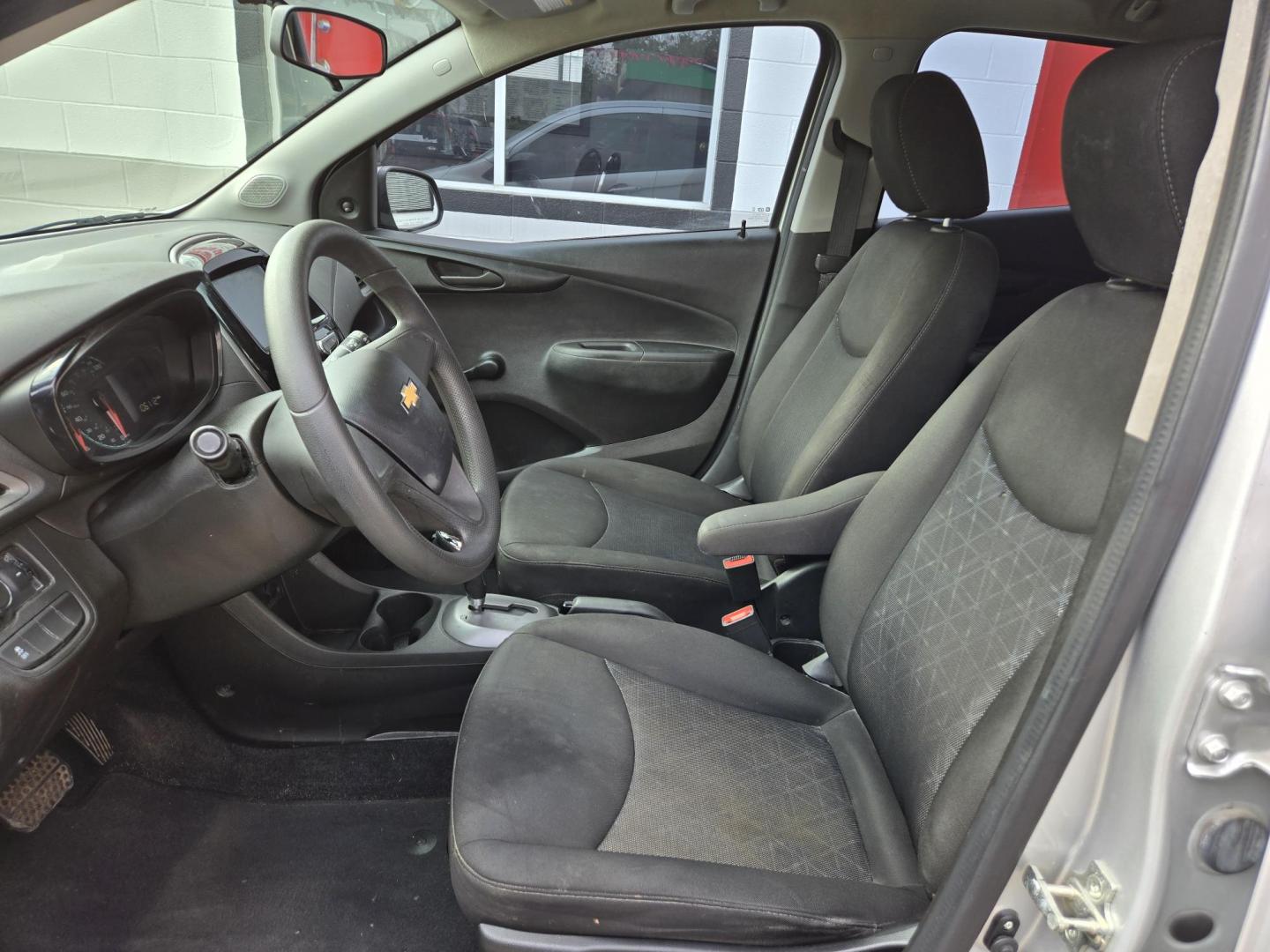 2019 Silver Chevrolet Spark LS CVT (KL8CB6SA7KC) with an 1.4L L4 16V DOHC engine, CVT transmission, located at 503 West Court, Seguin, TX, 78155, (830) 379-3373, 29.568621, -97.969803 - 2019 Chevrolet Spark LS with a 1.4L L4 16V DOHC, Automatic, Tilt, AM/FM Touchscreen Stereo, Apple Car Play, Bluetooth, Tinted Windows, Onstar Capability, Rear Wiper, Rear Defroster and more!! - Photo#4