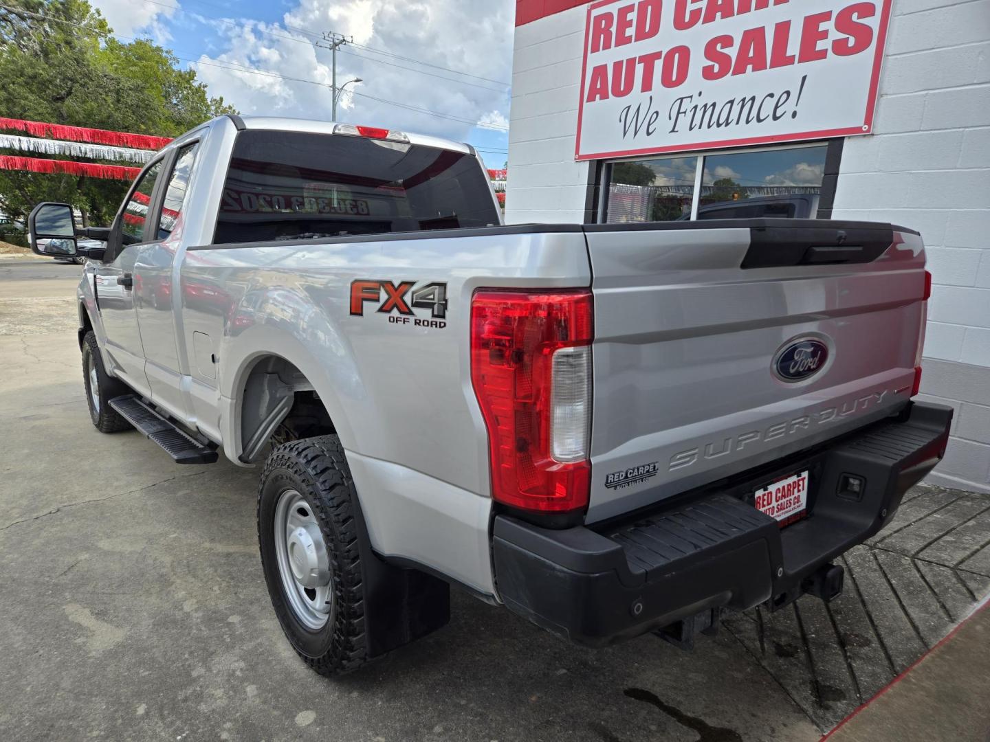 2019 Silver Ford F-250 SD Lariat SuperCab 4WD (1FT7X2B65KE) with an 6.2L V8 OHV 16V engine, 6A transmission, located at 503 West Court, Seguin, TX, 78155, (830) 379-3373, 29.568621, -97.969803 - 2019 Ford F-250 Super Duty XL 4WD with a 6.2L V8 OHV 16V, Automatic, Tilt, Cruise, AM/FM Stereo, Power Windows, Locks and Side Mirrors, Bluetooth, Front Bench Seating, Tinted Windows, Automatic Headlights, Alloy Wheels, Trailer Towing, Rear Defroster and more!! - Photo#3