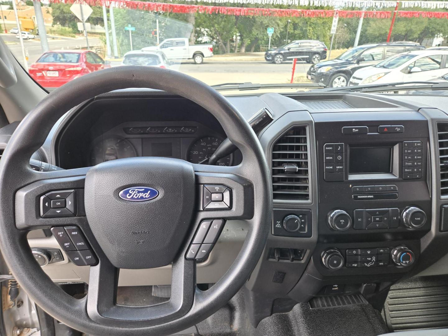 2019 Silver Ford F-250 SD Lariat SuperCab 4WD (1FT7X2B65KE) with an 6.2L V8 OHV 16V engine, 6A transmission, located at 503 West Court, Seguin, TX, 78155, (830) 379-3373, 29.568621, -97.969803 - 2019 Ford F-250 Super Duty XL 4WD with a 6.2L V8 OHV 16V, Automatic, Tilt, Cruise, AM/FM Stereo, Power Windows, Locks and Side Mirrors, Bluetooth, Front Bench Seating, Tinted Windows, Automatic Headlights, Alloy Wheels, Trailer Towing, Rear Defroster and more!! - Photo#5