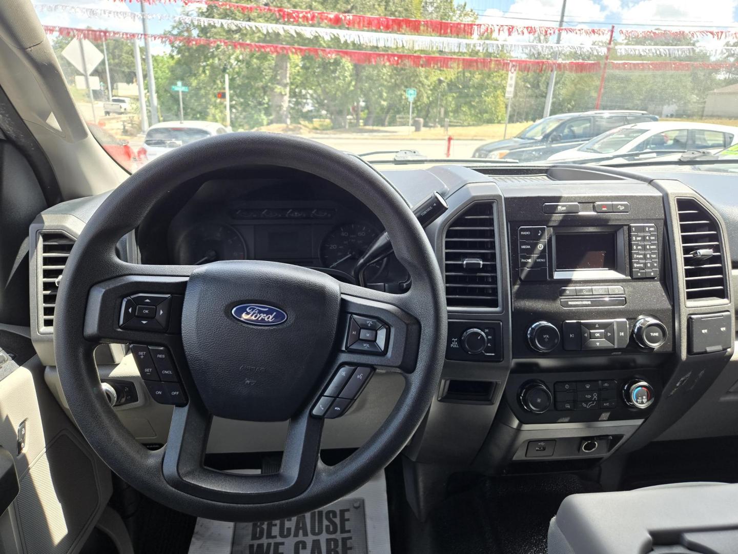 2019 WHITE Ford F-250 SD King Ranch Crew Cab 4WD (1FT7W2B68KE) with an 6.2L V8 OHV 16V engine, 6A transmission, located at 503 West Court, Seguin, TX, 78155, (830) 379-3373, 29.568621, -97.969803 - 2019 Ford F-250 SD XL 4WD with a 6.2L V8 OHV 16V, Automatic, Tilt, Cruise, AM/FM Stereo, Power Windows, Locks and Side Mirrors, Bluetooth, Front Bench Seating, Running Boards, Tinted Windows, Automatic Headlights, Backup Camera, Bumper Sensors, Alloy Wheels, Tonneau Cover and more!! - Photo#4