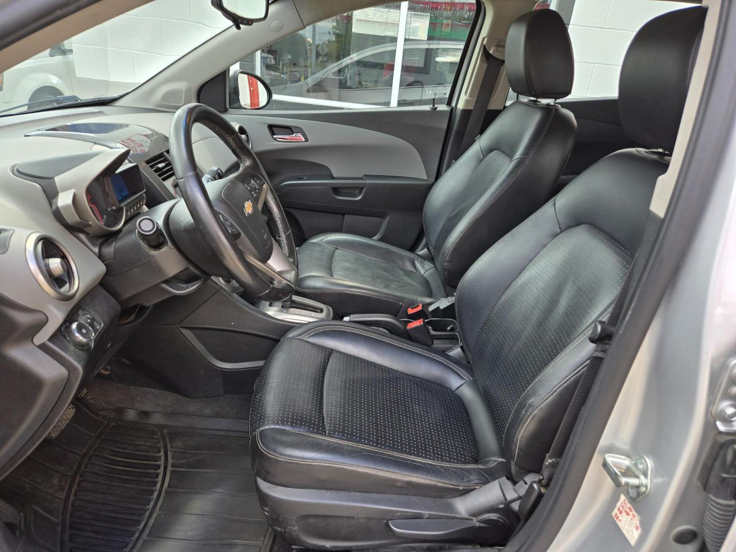 2016 SILVER Chevrolet Sonic LTZ Auto 5-Door (1G1JE6SB9G4) with an 1.4L L4 DOHC 24V TURBO engine, 6A transmission, located at 503 West Court, Seguin, TX, 78155, (830) 379-3373, 29.568621, -97.969803 - *Cash Special* 2016 Chevrolet Sonic LTZ Auto 5-Door with a 1.4L L4 DOHC 24V TURBO, Automatic, Tilt, Cruise, AM/FM Touchscreen Stereo, Power Windows, Locks and Side Mirrors, Bluetooth, Onstar Capability, Alloy Wheels, Automatic Headlights, Rear Wiper, Rear Defroster and more!! - Photo#4