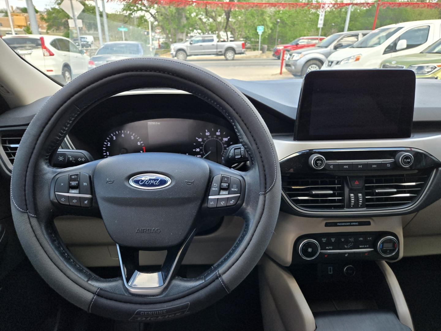 2020 SILVER Ford Escape SEL AWD (1FMCU9H6XLU) with an 1.5L L3 engine, 6A transmission, located at 503 West Court, Seguin, TX, 78155, (830) 379-3373, 29.568621, -97.969803 - Photo#5