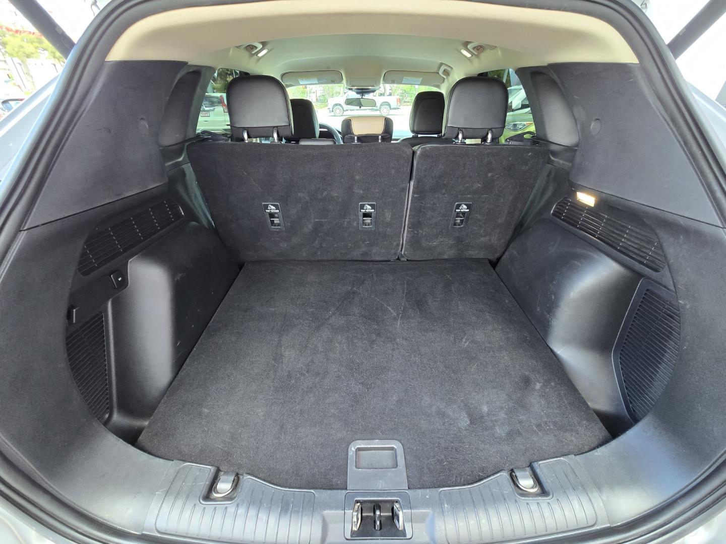 2020 SILVER Ford Escape SEL AWD (1FMCU9H6XLU) with an 1.5L L3 engine, 6A transmission, located at 503 West Court, Seguin, TX, 78155, (830) 379-3373, 29.568621, -97.969803 - Photo#7