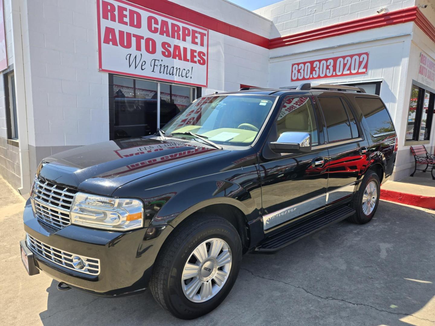 2008 Black Lincoln Navigator 2WD (5LMFU27538L) with an 5.4L V8 SOHC 24V engine, 6-Speed Automatic Overdrive transmission, located at 503 West Court, Seguin, TX, 78155, (830) 379-3373, 29.568621, -97.969803 - Photo#0