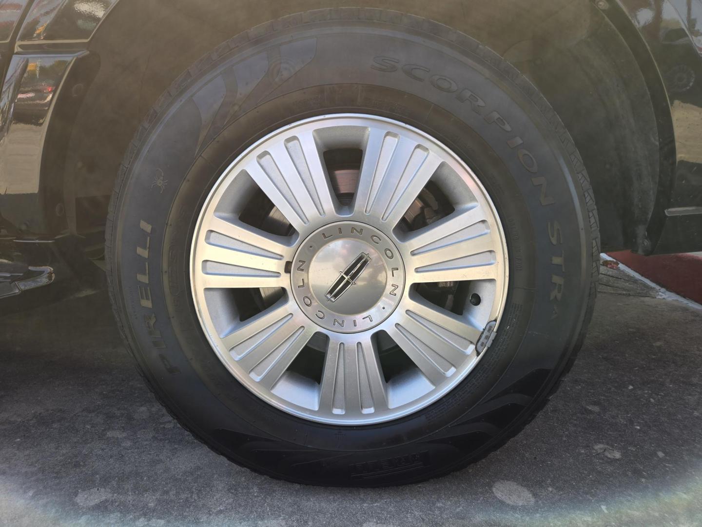2008 Black Lincoln Navigator 2WD (5LMFU27538L) with an 5.4L V8 SOHC 24V engine, 6-Speed Automatic Overdrive transmission, located at 503 West Court, Seguin, TX, 78155, (830) 379-3373, 29.568621, -97.969803 - Photo#10