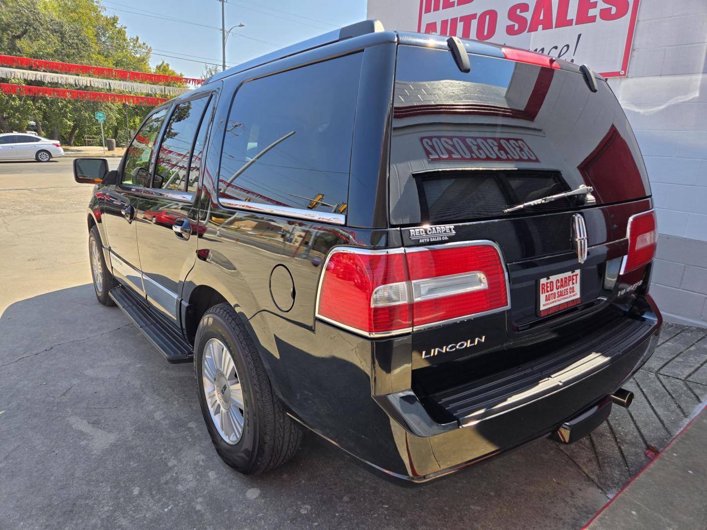 2008 Black Lincoln Navigator 2WD (5LMFU27538L) with an 5.4L V8 SOHC 24V engine, 6-Speed Automatic Overdrive transmission, located at 503 West Court, Seguin, TX, 78155, (830) 379-3373, 29.568621, -97.969803 - Photo#3