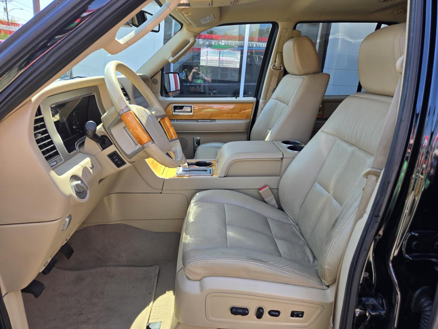 2008 Black Lincoln Navigator 2WD (5LMFU27538L) with an 5.4L V8 SOHC 24V engine, 6-Speed Automatic Overdrive transmission, located at 503 West Court, Seguin, TX, 78155, (830) 379-3373, 29.568621, -97.969803 - Photo#4