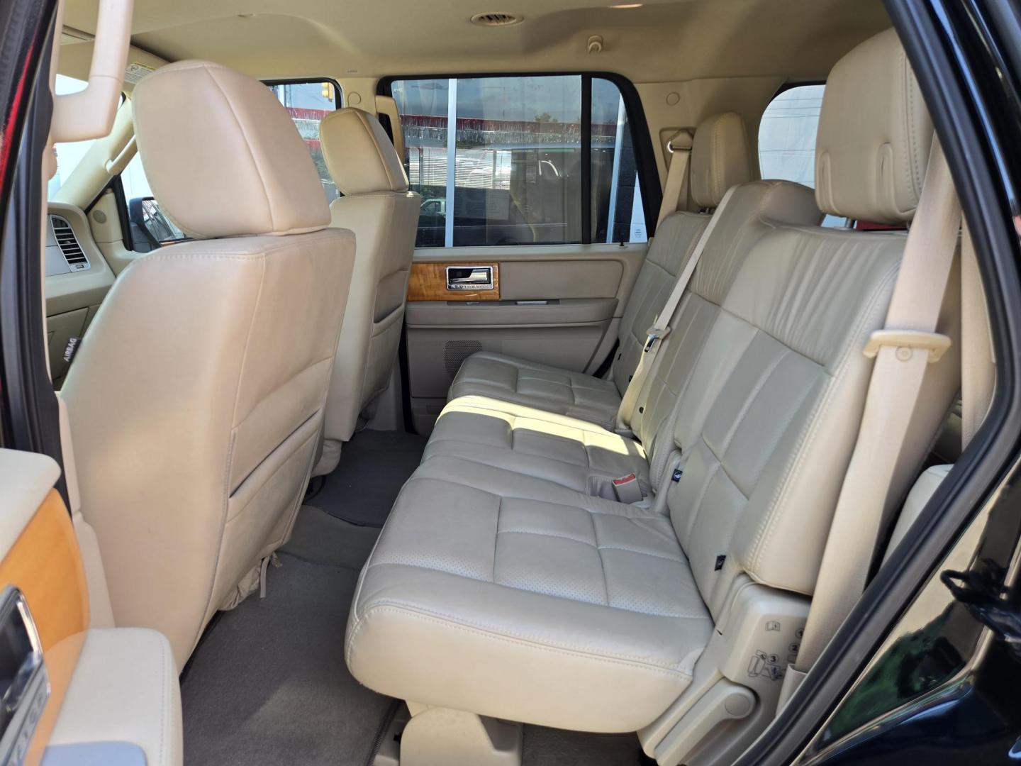 2008 Black Lincoln Navigator 2WD (5LMFU27538L) with an 5.4L V8 SOHC 24V engine, 6-Speed Automatic Overdrive transmission, located at 503 West Court, Seguin, TX, 78155, (830) 379-3373, 29.568621, -97.969803 - Photo#6
