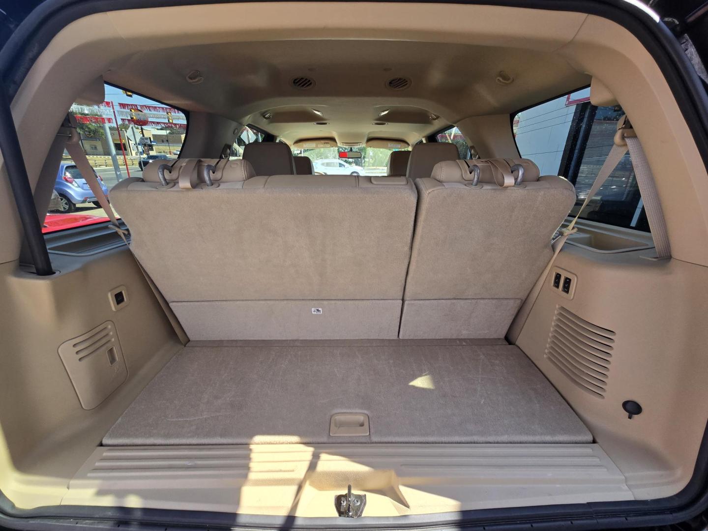 2008 Black Lincoln Navigator 2WD (5LMFU27538L) with an 5.4L V8 SOHC 24V engine, 6-Speed Automatic Overdrive transmission, located at 503 West Court, Seguin, TX, 78155, (830) 379-3373, 29.568621, -97.969803 - Photo#8