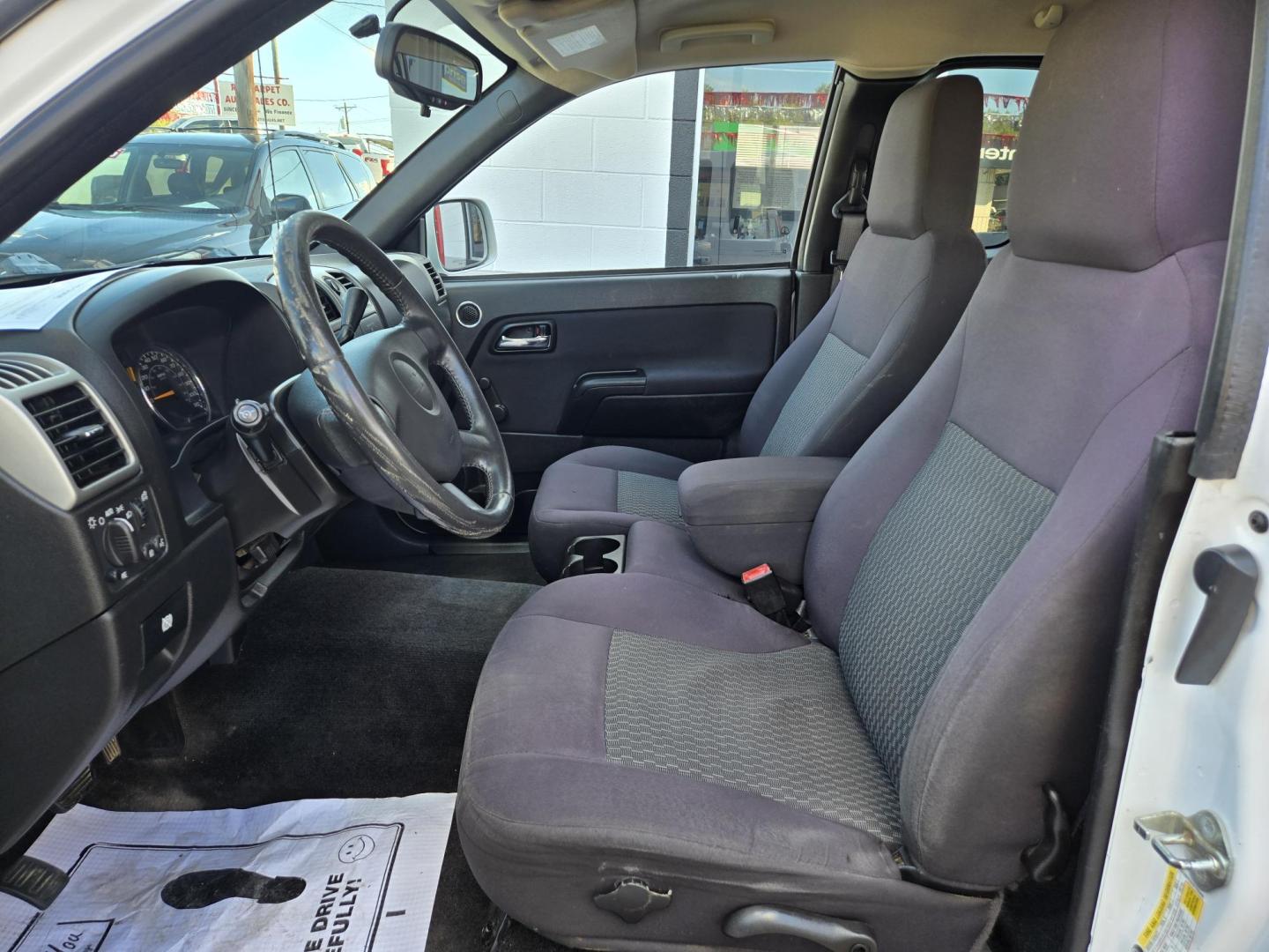 2012 WHITE Chevrolet Colorado Work Truck Ext. Cab 2WD (1GCESBFE0C8) with an 3.7L L5 DOHC 20V engine, Automatic transmission, located at 503 West Court, Seguin, TX, 78155, (830) 379-3373, 29.568621, -97.969803 - Photo#4