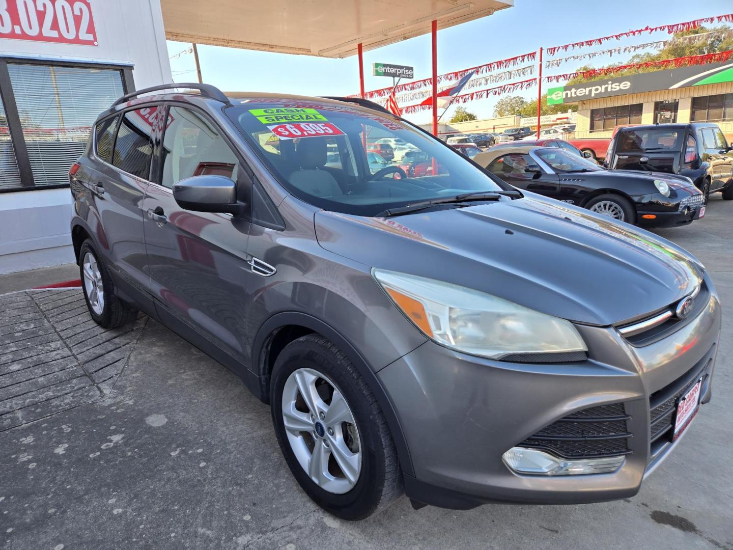 2014 GRAY Ford Escape SE FWD (1FMCU0GX2EU) with an 1.6L L4 DOHC 16V engine, 6-Speed Automatic transmission, located at 503 West Court, Seguin, TX, 78155, (830) 379-3373, 29.568621, -97.969803 - Photo#1