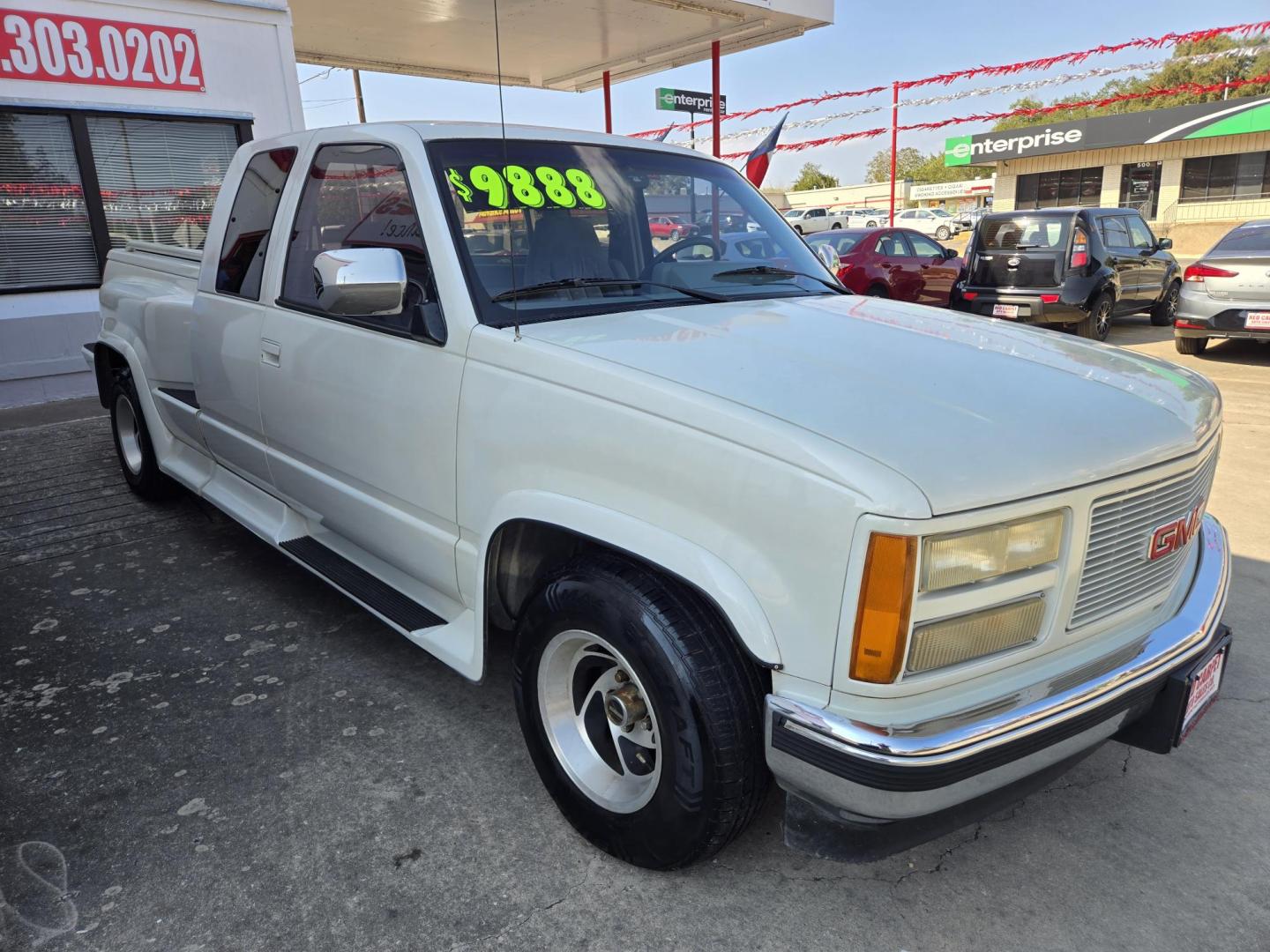1992 WHITE GMC Sierra C/K 1500 Club Coupe 8-ft. Bed 2WD (2GDEC19KXN1) with an 5.7L V8 OHV 16V engine, Automatic transmission, located at 503 West Court, Seguin, TX, 78155, (830) 379-3373, 29.568621, -97.969803 - 1992 GMC Sierra C/K 1500 Club Coupe 8-ft. Bed 2WD with a 5.7L V8 OHV 16V, Automatic, Tilt, AM/FM/CD/AUX Stereo, Power Windows and Locks, Alloy Wheels, Running Boards and more!! Still needs restoration work, where are the Weekend Warriors at? - Photo#1
