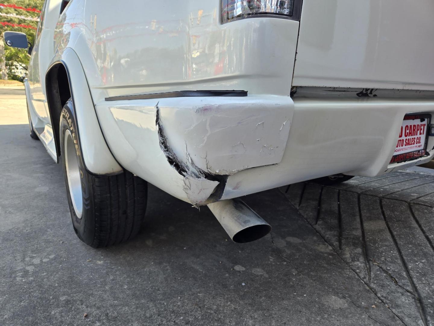 1992 WHITE GMC Sierra C/K 1500 Club Coupe 8-ft. Bed 2WD (2GDEC19KXN1) with an 5.7L V8 OHV 16V engine, Automatic transmission, located at 503 West Court, Seguin, TX, 78155, (830) 379-3373, 29.568621, -97.969803 - 1992 GMC Sierra C/K 1500 Club Coupe 8-ft. Bed 2WD with a 5.7L V8 OHV 16V, Automatic, Tilt, AM/FM/CD/AUX Stereo, Power Windows and Locks, Alloy Wheels, Running Boards and more!! Still needs restoration work, where are the Weekend Warriors at? - Photo#8