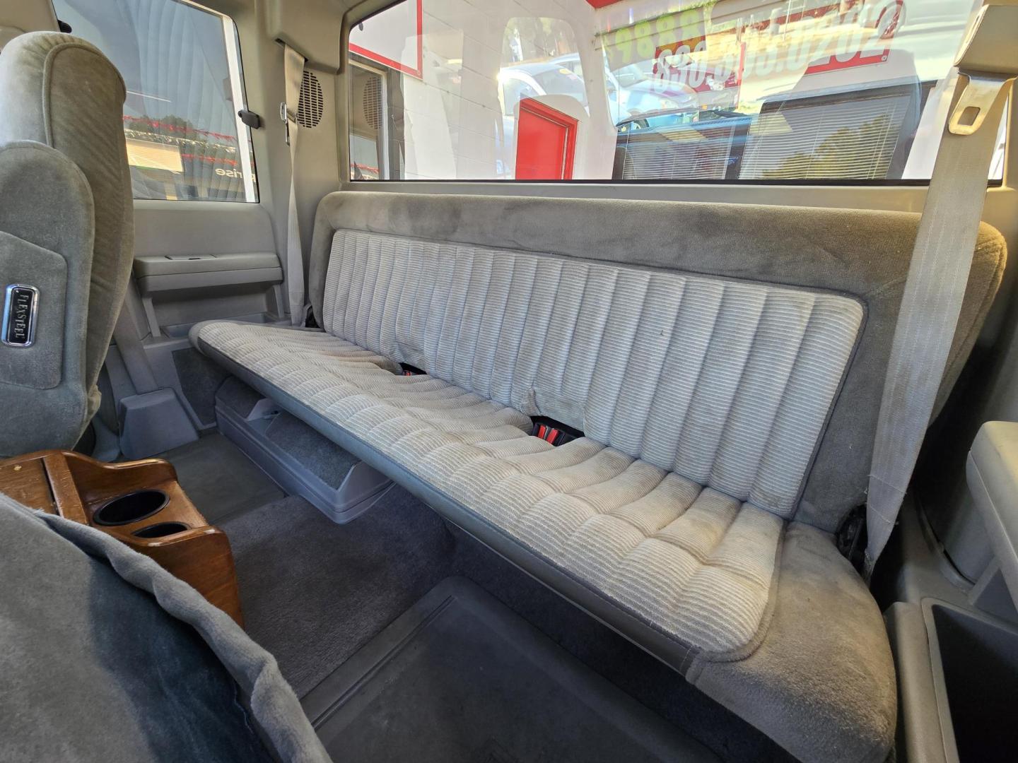 1992 WHITE GMC Sierra C/K 1500 Club Coupe 8-ft. Bed 2WD (2GDEC19KXN1) with an 5.7L V8 OHV 16V engine, Automatic transmission, located at 503 West Court, Seguin, TX, 78155, (830) 379-3373, 29.568621, -97.969803 - 1992 GMC Sierra C/K 1500 Club Coupe 8-ft. Bed 2WD with a 5.7L V8 OHV 16V, Automatic, Tilt, AM/FM/CD/AUX Stereo, Power Windows and Locks, Alloy Wheels, Running Boards and more!! Still needs restoration work, where are the Weekend Warriors at? - Photo#6