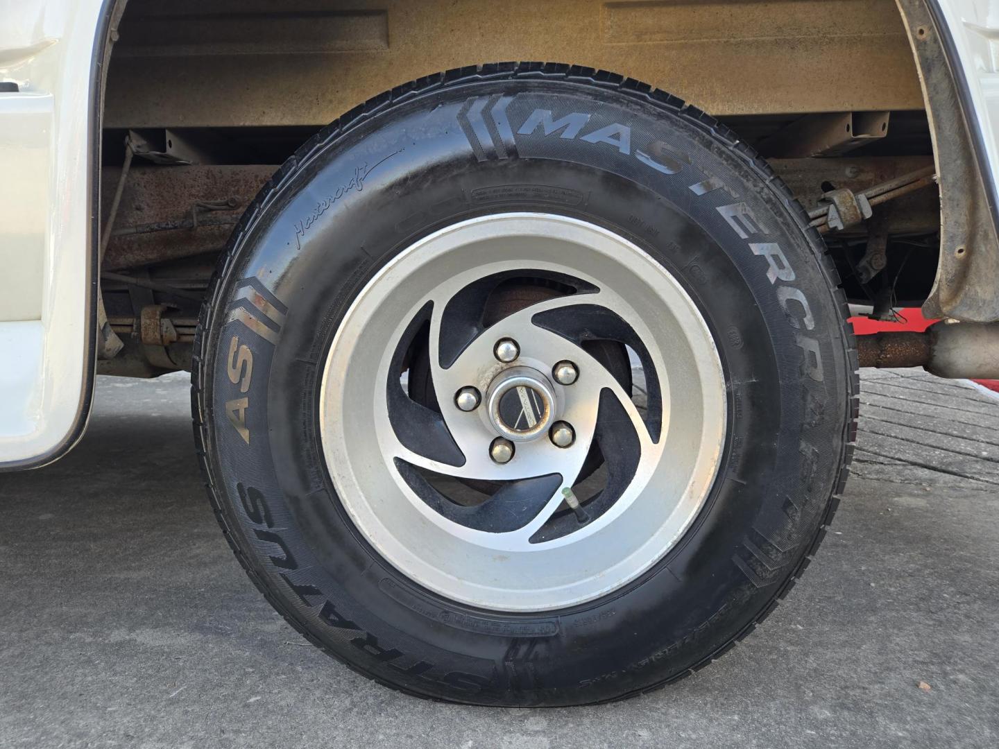 1992 WHITE GMC Sierra C/K 1500 Club Coupe 8-ft. Bed 2WD (2GDEC19KXN1) with an 5.7L V8 OHV 16V engine, Automatic transmission, located at 503 West Court, Seguin, TX, 78155, (830) 379-3373, 29.568621, -97.969803 - 1992 GMC Sierra C/K 1500 Club Coupe 8-ft. Bed 2WD with a 5.7L V8 OHV 16V, Automatic, Tilt, AM/FM/CD/AUX Stereo, Power Windows and Locks, Alloy Wheels, Running Boards and more!! Still needs restoration work, where are the Weekend Warriors at? - Photo#7