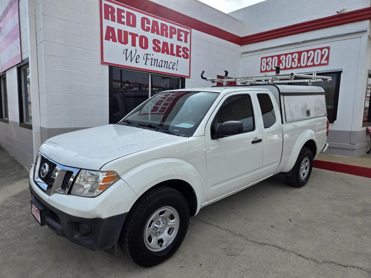 2017 WHITE Nissan Frontier SV King Cab I4 5MT 2WD (1N6BD0CT8HN) with an 2.5L L4 DOHC 16V engine, Automatic transmission, located at 503 West Court, Seguin, TX, 78155, (830) 379-3373, 29.568621, -97.969803 - 2017 Nissan Frontier SV King Cab 2WD with a 2.5L L4 DOHC 16V, Automatic, Cruise Control, AM/FM/CD/AUX Stereo, Alloy Wheels, Backup Camera, Camper Shell ToolBox, Ladder Rack and more!! - Photo#0
