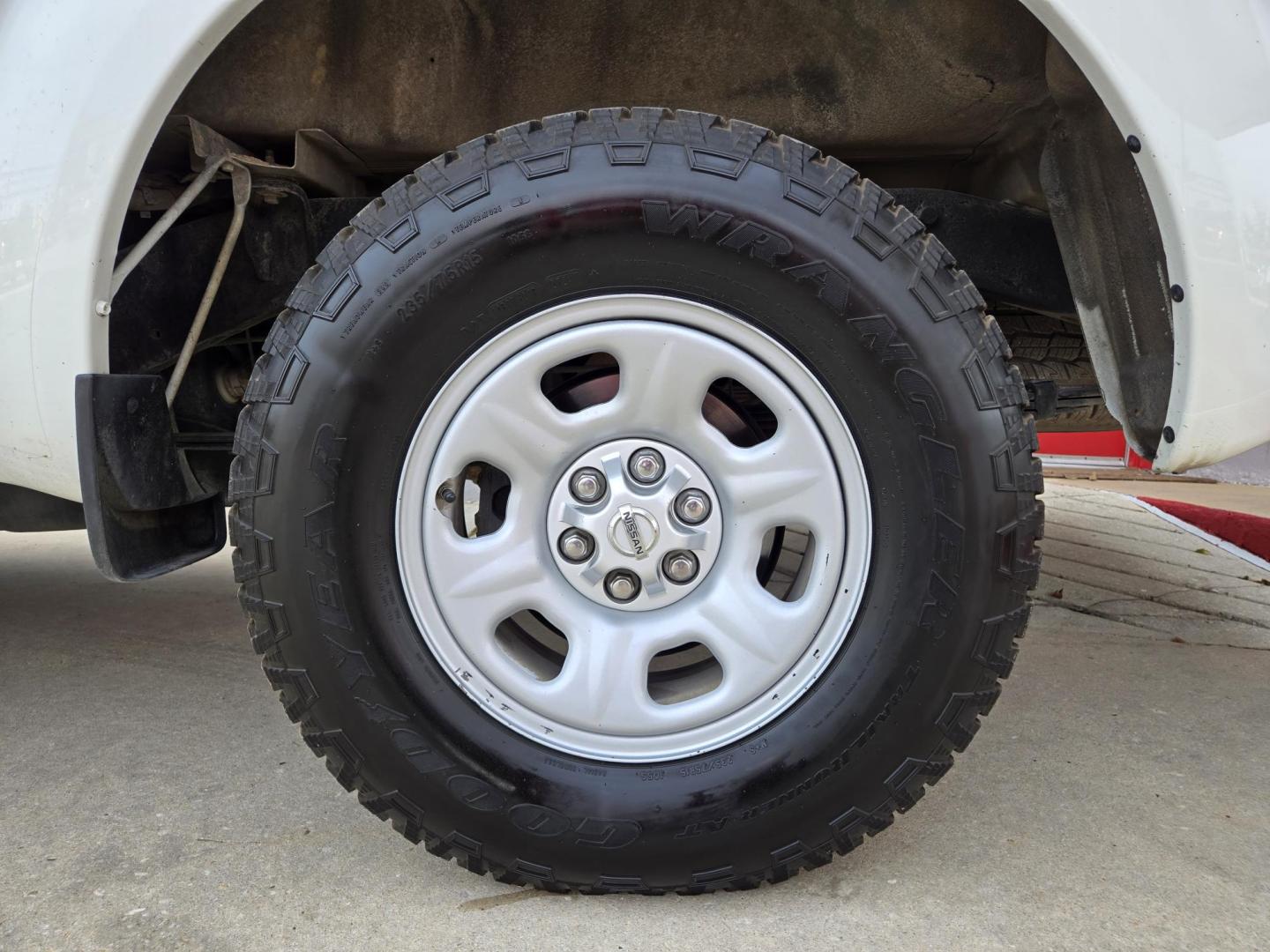 2017 WHITE Nissan Frontier SV King Cab I4 5MT 2WD (1N6BD0CT8HN) with an 2.5L L4 DOHC 16V engine, Automatic transmission, located at 503 West Court, Seguin, TX, 78155, (830) 379-3373, 29.568621, -97.969803 - 2017 Nissan Frontier SV King Cab 2WD with a 2.5L L4 DOHC 16V, Automatic, Cruise Control, AM/FM/CD/AUX Stereo, Alloy Wheels, Backup Camera, Camper Shell ToolBox, Ladder Rack and more!! - Photo#10