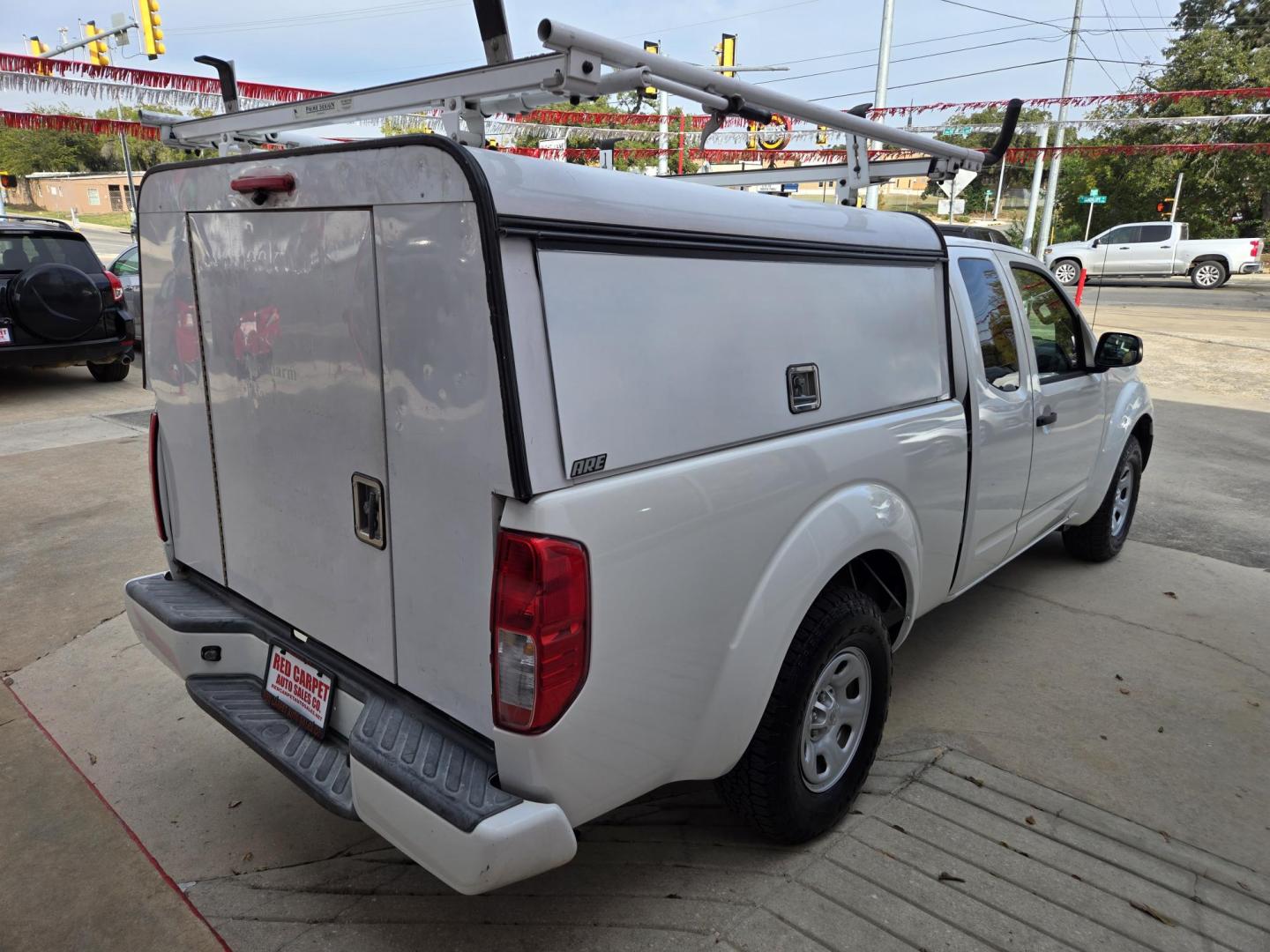 2017 WHITE Nissan Frontier SV King Cab I4 5MT 2WD (1N6BD0CT8HN) with an 2.5L L4 DOHC 16V engine, Automatic transmission, located at 503 West Court, Seguin, TX, 78155, (830) 379-3373, 29.568621, -97.969803 - 2017 Nissan Frontier SV King Cab 2WD with a 2.5L L4 DOHC 16V, Automatic, Cruise Control, AM/FM/CD/AUX Stereo, Alloy Wheels, Backup Camera, Camper Shell ToolBox, Ladder Rack and more!! - Photo#2