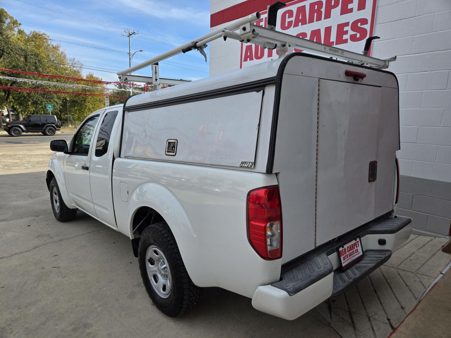 2017 WHITE Nissan Frontier SV King Cab I4 5MT 2WD (1N6BD0CT8HN) with an 2.5L L4 DOHC 16V engine, Automatic transmission, located at 503 West Court, Seguin, TX, 78155, (830) 379-3373, 29.568621, -97.969803 - 2017 Nissan Frontier SV King Cab 2WD with a 2.5L L4 DOHC 16V, Automatic, Cruise Control, AM/FM/CD/AUX Stereo, Alloy Wheels, Backup Camera, Camper Shell ToolBox, Ladder Rack and more!! - Photo#3