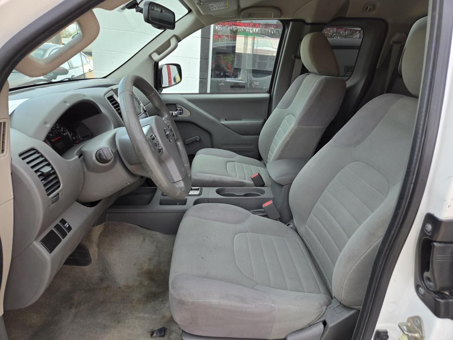 2017 WHITE Nissan Frontier SV King Cab I4 5MT 2WD (1N6BD0CT8HN) with an 2.5L L4 DOHC 16V engine, Automatic transmission, located at 503 West Court, Seguin, TX, 78155, (830) 379-3373, 29.568621, -97.969803 - 2017 Nissan Frontier SV King Cab 2WD with a 2.5L L4 DOHC 16V, Automatic, Cruise Control, AM/FM/CD/AUX Stereo, Alloy Wheels, Backup Camera, Camper Shell ToolBox, Ladder Rack and more!! - Photo#4