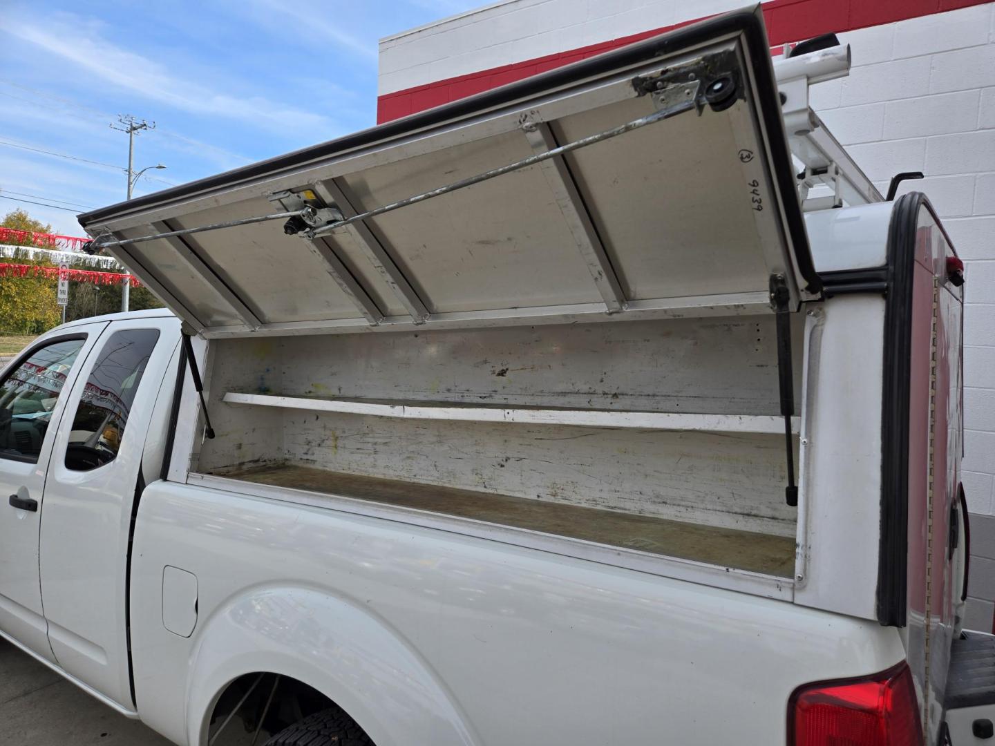 2017 WHITE Nissan Frontier SV King Cab I4 5MT 2WD (1N6BD0CT8HN) with an 2.5L L4 DOHC 16V engine, Automatic transmission, located at 503 West Court, Seguin, TX, 78155, (830) 379-3373, 29.568621, -97.969803 - 2017 Nissan Frontier SV King Cab 2WD with a 2.5L L4 DOHC 16V, Automatic, Cruise Control, AM/FM/CD/AUX Stereo, Alloy Wheels, Backup Camera, Camper Shell ToolBox, Ladder Rack and more!! - Photo#7