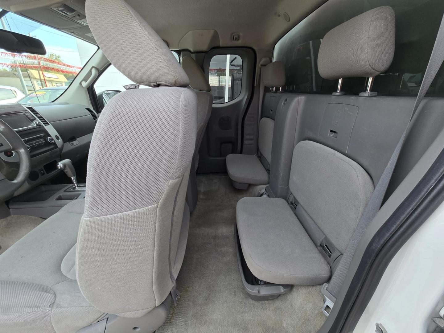 2017 WHITE Nissan Frontier SV King Cab I4 5MT 2WD (1N6BD0CT8HN) with an 2.5L L4 DOHC 16V engine, Automatic transmission, located at 503 West Court, Seguin, TX, 78155, (830) 379-3373, 29.568621, -97.969803 - 2017 Nissan Frontier SV King Cab 2WD with a 2.5L L4 DOHC 16V, Automatic, Cruise Control, AM/FM/CD/AUX Stereo, Alloy Wheels, Backup Camera, Camper Shell ToolBox, Ladder Rack and more!! - Photo#6