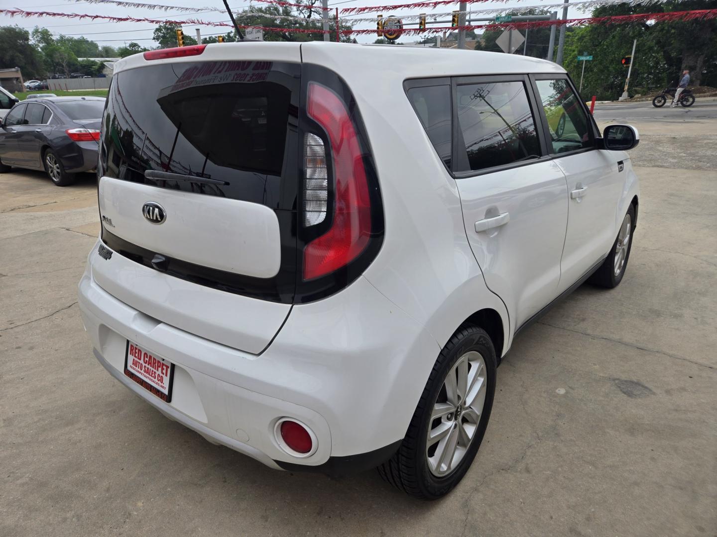 2018 WHITE Kia Soul + (KNDJP3A58J7) with an 2.0L L4 DOHC 16V engine, Automatic transmission, located at 503 West Court, Seguin, TX, 78155, (830) 379-3373, 29.568621, -97.969803 - 2018 Kia Soul + with a 2.0L L4 DOHC 16V, Automatic, Tilt, Cruise, AM/FM/AUX Touchscreen Stereo, Power Windows, Locks and Side Mirrors, Tinted Windows, Alloy Wheels, Backup Camera, Rear Defroster, Rear Wiper and more!! - Photo#2