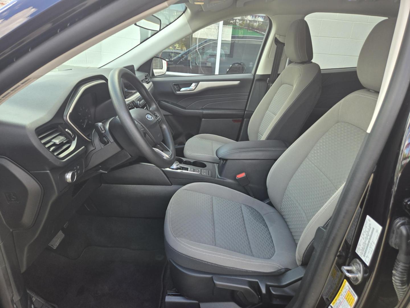 2021 Black Ford Escape SE (1FMCU0G64MU) with an 1.5L L3 engine, 6A transmission, located at 503 West Court, Seguin, TX, 78155, (830) 379-3373, 29.568621, -97.969803 - 2021 Ford Escape SE with a 1.5L L3, Automatic, Tilt, Cruise, AM/FM Touchscreen Stereo, Power Windows, Locks and Side Mirrors, Bluetooth, Tinted Windows, Alloy Wheels, Backup Camera, Bumper Sensors, Rear Defroster, Rear Wiper and more!! - Photo#4
