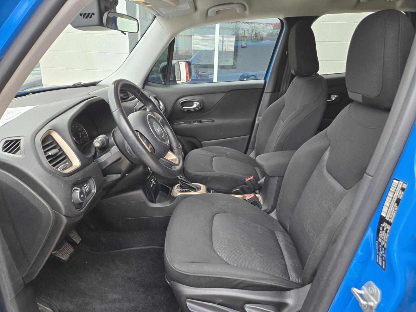 2015 Jeep Renegade Latitude FWD (ZACCJABT4FP) with an 2.4L L4 engine, Automatic transmission, located at 503 West Court, Seguin, TX, 78155, (830) 379-3373, 29.568621, -97.969803 - Photo#4