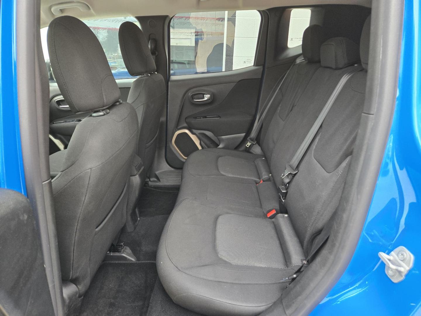 2015 Jeep Renegade Latitude FWD (ZACCJABT4FP) with an 2.4L L4 engine, Automatic transmission, located at 503 West Court, Seguin, TX, 78155, (830) 379-3373, 29.568621, -97.969803 - Photo#6