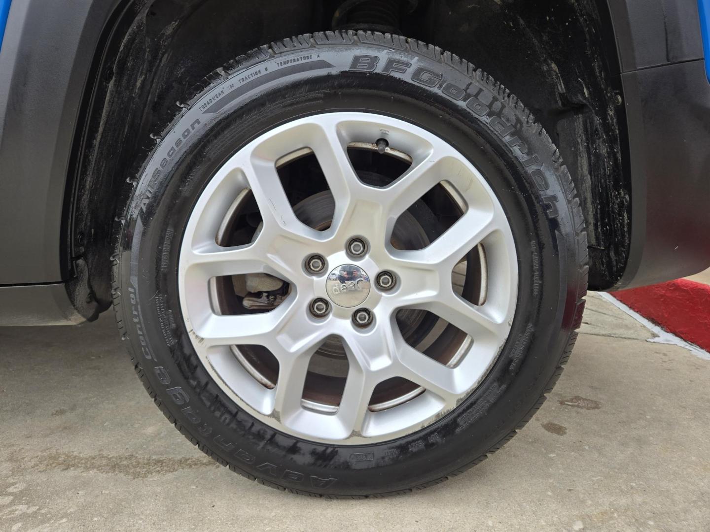 2015 Jeep Renegade Latitude FWD (ZACCJABT4FP) with an 2.4L L4 engine, Automatic transmission, located at 503 West Court, Seguin, TX, 78155, (830) 379-3373, 29.568621, -97.969803 - Photo#8