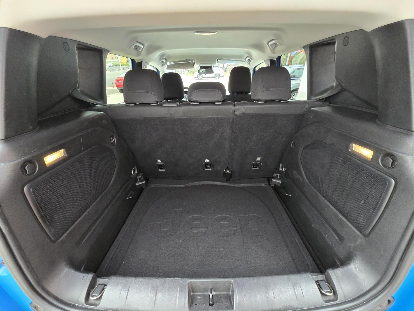 2015 Jeep Renegade Latitude FWD (ZACCJABT4FP) with an 2.4L L4 engine, Automatic transmission, located at 503 West Court, Seguin, TX, 78155, (830) 379-3373, 29.568621, -97.969803 - Photo#7